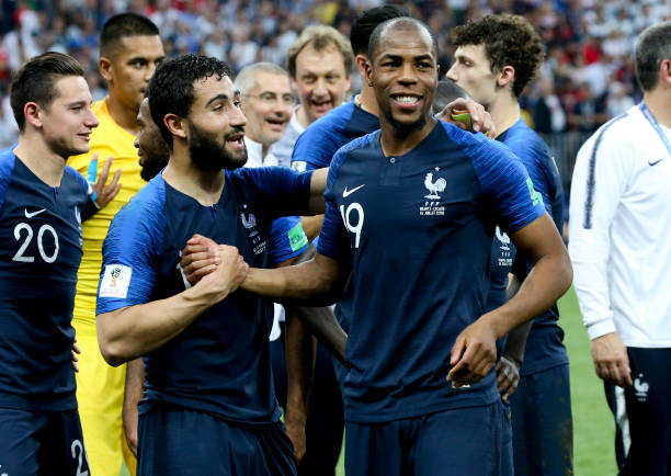 保持后防线 保持后防线